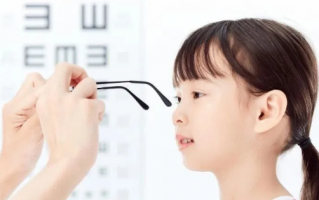 小学生应该怎么佩戴眼镜，小学生应该怎么佩戴眼镜呢