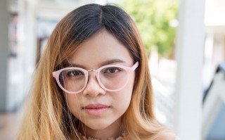 锥形脸女生适合什么眼镜，锥形脸女生适合什么眼镜框